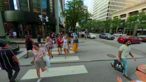Fußgänger,-Die-In-Den-Straßen-Von-Chicago-überqueren