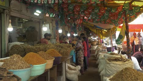 Statische-Aufnahme-Einer-Gruppe-Von-Menschen,-Die-Trockenfisch-Vom-ältesten-Und-Größten-Großhandelsmarkt-Für-Trockenfisch-In-Wadala,-Mumbai,-Kaufen
