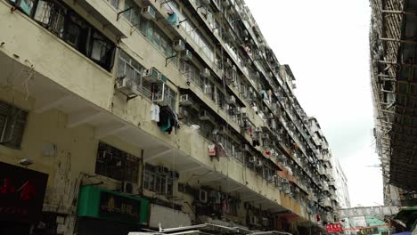 Die-Atmosphäre-Enger-Gassen-Und-Heruntergekommener-Gebäude-In-Hongkong