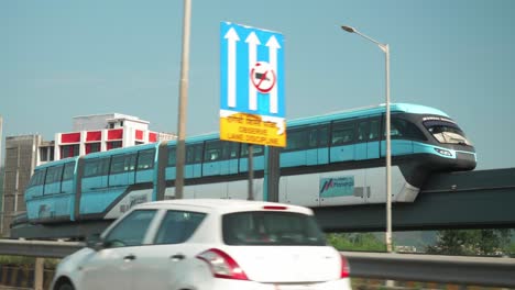 Breite-Aufnahme-Der-Mmrda-Mumbai-Monorail,-Die-In-Den-Nachmittagsstunden-Neben-Dem-Eastern-Express-Highway-Fährt,-Wie-Aus-Dem-Fenster-Eines-Autos-Gesehen