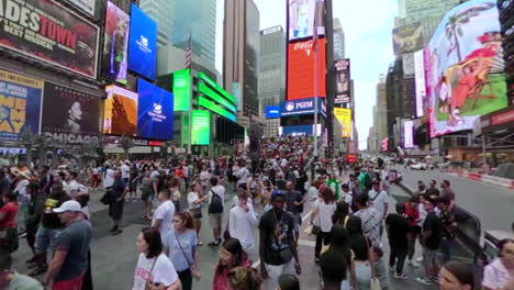 Zu-Fuß-Durch-Den-überfüllten-Times-Square-In-New-York
