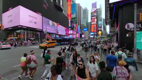 Die-überfüllten-Straßen-Von-Manhattan---Näherung-An-Den-Time-Square-In-New-York