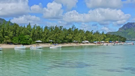 Luftaufnahme-Von-Strand,-Booten,-Sandküste-Und-Grüner-Vegetation-Auf-Der-Insel-Mauritius,-Drohnenaufnahme
