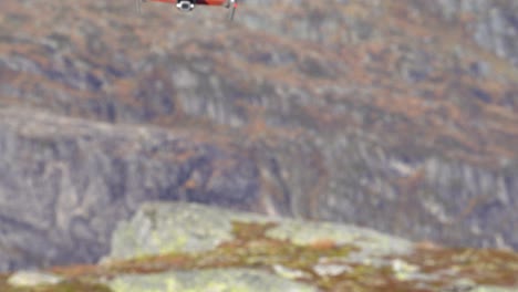 Professionelle-Kameradrohne,-Die-In-Den-Rahmen-Kommt-Und-In-Der-Nähe-Der-Kamera-Fliegt,-Mit-Herbstbergen-Im-Verschwommenen-Hintergrund---Dji-Mavic-2-Pro-Quadcopter-drohne-Mit-Hasselblad-kamera