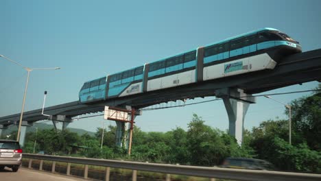 Plano-General-Del-Monorraíl-Mmrda-Mumbai-Que-Corre-A-Lo-Largo-De-La-Autopista-Exprés-Del-Este-En-Las-Horas-De-La-Tarde-Visto-Desde-La-Ventana-De-Un-Automóvil