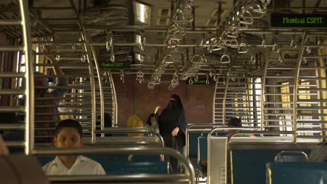 Statische-Aufnahme-Von-Frauen,-Die-Im-Damenwagen-Des-Nahverkehrszugs-In-Richtung-Mumbai-Csmt-Reisen
