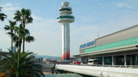 Torre-De-Control-De-Aeronaves-Del-Aeropuerto-Internacional-De-Jeju-En-La-Ciudad-De-Jeju,-Corea-Del-Sur