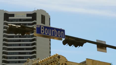 Bourbon-Straßenschild-New-Orleans-Französischer-Vierteltag-Blauer-Himmel