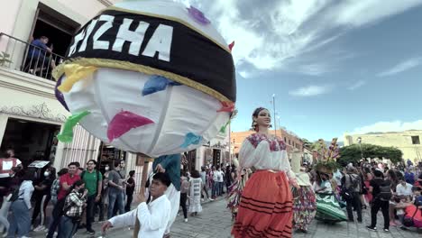 Zeitlupenaufnahme-Der-Feier-Von-Xv-Jahren-In-Der-Stadt-Oaxaca-Mit-Menschen,-Die-In-Der-Lokalen-Folklore-Um-Braut-Und-Bräutigam-Tanzen