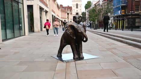 The-Elephant-on-Old-Spitalfields-Market,-London,-United-Kingdom