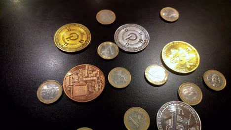 Krypto-Digitalgeld,-Blockchain-Token,-Web-3-Bitcoin-Und-Polkadot-Gemischt-Mit-Ein-Euro-Münzen,-Die-Das-Licht-Auf-Schwarzem-Hintergrund-Reflektieren,-Parachain-Und-Blockchain,-Rollende-Nahaufnahme,-Galizien,-Spanien