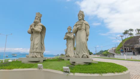 Angra-dos-Reis,-Rio-de-Janeiro,-Brazil---October-31,-2022-Statue-of-the-three-kings-in-Angra-dos-Reis-on-Anil-beach