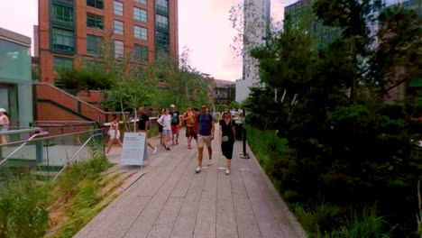 Walking-the-crowded-High-Line-in-New-York