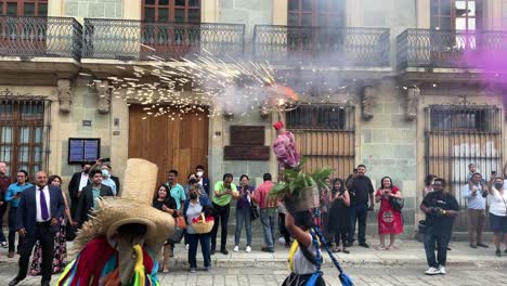 Zeitlupenaufnahme-Einer-Indigenen-Frau-Mit-Den-Traditionellen-Kostümen-Von-Oaxaca-Und-Feuerwerk-Auf-Dem-Kopf-Während-Einer-Hochzeitsfeier-In-Der-Stadt-Oaxaca,-Mexiko,-Die-Auf-Der-Straße-Tanzt