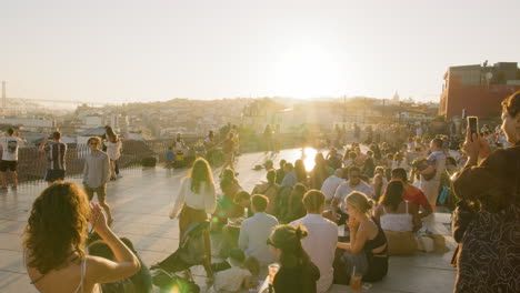 Multikulturelle-Gruppe-Von-Menschen-Chillen-Und-Tanzen-Auf-Dem-Dach-In-Lissabon-Während-Des-Sonnenuntergangs