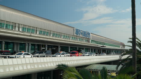 Taxis-En-Tráfico-En-El-Aeropuerto-Nacional-E-Internacional-De-Jeju-En-Un-Día-Soleado-En-La-Ciudad-De-Jeju,-Corea-Del-Sur