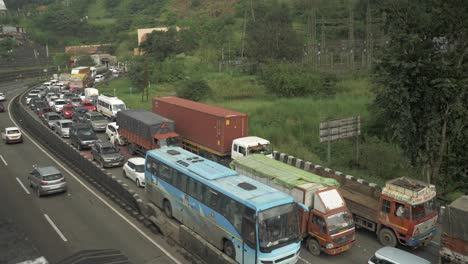 Pan-right-shot-of-traffic-congestion-on-Pune-Mumbai-Expressway,-Maharashtra