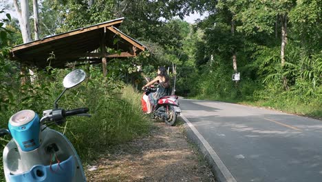 Tomando-Un-Descanso-De-Un-Paseo-En-Scooter-En-Las-Montañas-Del-Norte-De-Tailandia