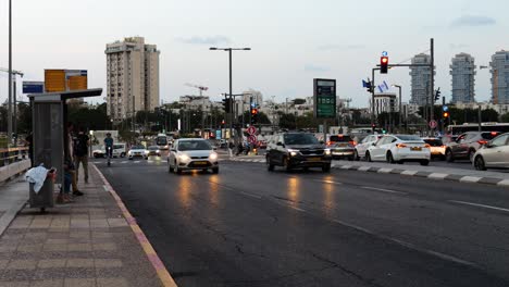 Ajetreado-Tráfico-De-La-Ciudad-Con-Coches-Y-Peatones-En-El-Semáforo,-Tel-Aviv-Israel
