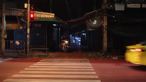 Scooter,-Der-Aus-Einer-Kleinen-Gasse-Kommt-Und-Versucht,-Während-Der-Pandemie-In-Bangkok,-Thailand,-In-Den-Verkehr-Einzusteigen