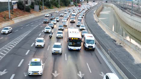 Verkehrsstau-Von-Taxis-Am-Ayalon-Highway-Tel-Aviv-Postarbeit