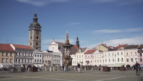 Samson-Fountain-and-tower-on-Premysl-Otakar-Square-in-Czech-Budejovice,-panning-view