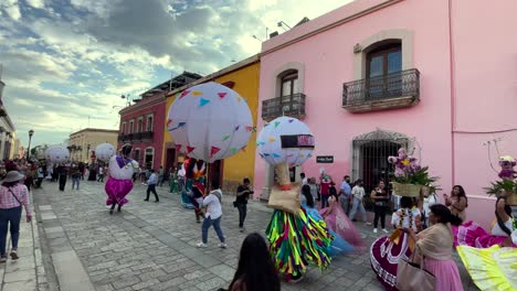 Zeitlupenaufnahme-Einer-Traditionellen-Hochzeit-In-Der-Stadt-Oaxaca-Mit-Heißluftballons-Und-Menschen-In-Traditionellen-Kostümen