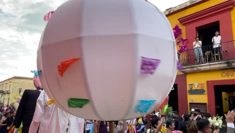 Zeitlupenaufnahme-Einer-Traditionellen-Hochzeit-In-Der-Stadt-Oaxaca-Mit-Heißluftballons-Und-Tanzenden-Gästen-Auf-Der-Straße