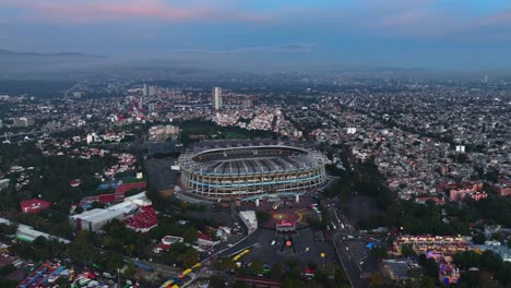 Luftaufnahme-In-Richtung-Estadio-Azteca-Stadion,-Farbenfroher-Sonnenuntergang-In-Mexiko-stadt