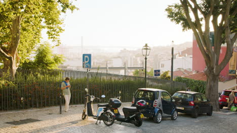 Städtische-Landschaft-Des-Jungen-Kerls-Am-Telefon,-Der-In-Den-Straßen-Von-Lissabon-Wartet