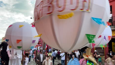 Zeitlupenaufnahme-Einer-Traditionellen-Hochzeit-In-Der-Stadt-Oaxaca-Mit-Heißluftballons-Und-Der-Braut-Im-Hintergrund