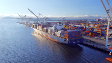 Frachtcontainerschiffe-Im-Hafen-Von-Oakland,-Kalifornien,-Werden-Mit-Kränen-Auf-Dem-Dock-Be--Oder-Entladen---Luftüberführung-Zum-Zurückziehen