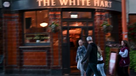 Walking-past-The-White-Hart-pub,-London,-United-Kingdom