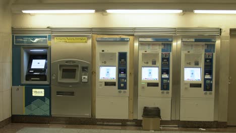 Una-Chica-Pasa-Junto-A-Las-Máquinas-Expendedoras-De-Billetes-En-El-Metro-De-Atenas