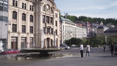 Gente-Viendo-Chorro-De-Agua-De-Columnata-De-Aguas-Termales-En-Karlovy-Vary-O-Carlsbad,-República-Checa