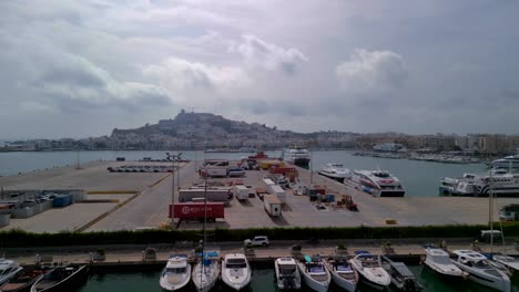 Puerto-Con-Barcos-Y-Yates-De-Lujo,-Transbordadores-Frente-Al-Casco-Antiguo-De-Eivissa