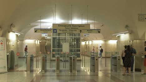 Pendler-Passieren-Barrieren-In-Der-Athener-U-Bahn