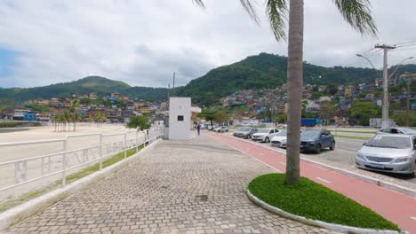Angra-Dos-Reis,-Rio-De-Janeiro,-Brasilien---31.-Oktober-2022-An-Einem-Sonnigen-Tag-Auf-Der-Anil-Beach-Promenade-In-Angra-Dos-Reis-Spazieren