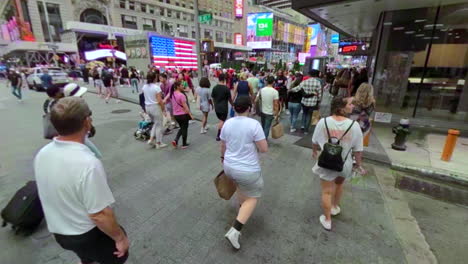 Cruzando-Una-Calle-Concurrida-En-Manhattan-Hacia-Times-Square-En-Nueva-York