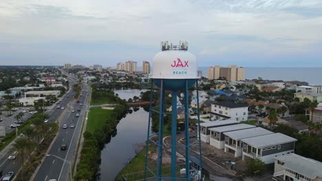 Jacksonville-Beach-Fl-Wasserturm-Und-A1a-In-Der-Dämmerung---Schnell-Absteigende-Luftbahn