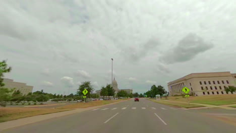 Auf-Dem-Lincoln-Blvd-Am-Oklahoma-State-Capitol-Vorbeifahren