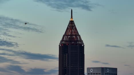 Hubschrauber-Passiert-Bank-Of-America-Tower-In-Atlanta