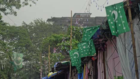 Statische-Aufnahme-Islamischer-Flaggen,-Die-Vor-Dem-Haus-Der-Menschen-Am-Straßenrand-In-Wadala,-Mumbai,-Hängen