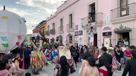 Toma-En-Cámara-Lenta-De-Una-Celebración-De-Bodas-Con-Los-Trajes-Tradicionales-De-La-Ciudad-De-Oaxaca-En-México