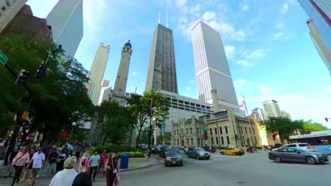 Die-Straße-In-Der-Innenstadt-Von-Chicago-überqueren-Und-Die-Wolkenkratzer-In-Der-Grandiosen-Meile-Betrachten