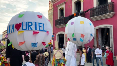 Zeitlupenaufnahme-Einer-Traditionellen-Hochzeit-In-Der-Stadt-Oaxaca-Mit-Sich-Drehenden-Luftballons