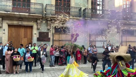 Zeitlupenaufnahme-Einer-Indigenen-Frau-Mit-Traditionellen-Oaxaca-Kostümen-Und-Feuerwerk-Auf-Dem-Kopf-Während-Einer-Hochzeitsfeier-In-Der-Stadt-Oaxaca,-Mexiko