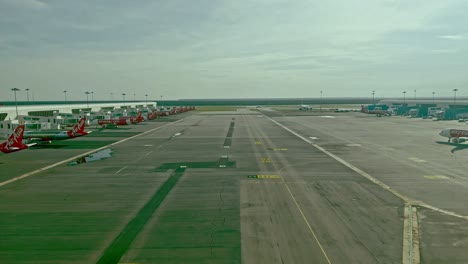Avión-De-4k-Time-lapse-Airways-Moviéndose-Hacia-La-Terminal
