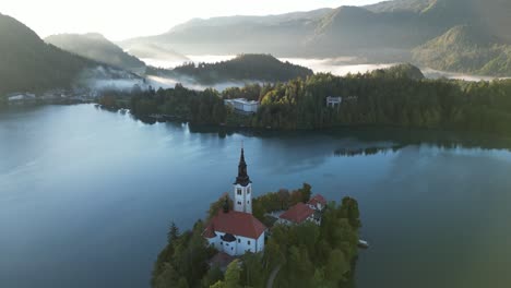 La-Hermosa-Iglesia-En-El-Lago-Bled-Durante-El-Amanecer