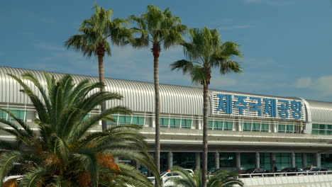 Palmen-Und-Außenfassade-Des-Internationalen-Flughafens-Jeju-In-Jeju-do,-Südkorea